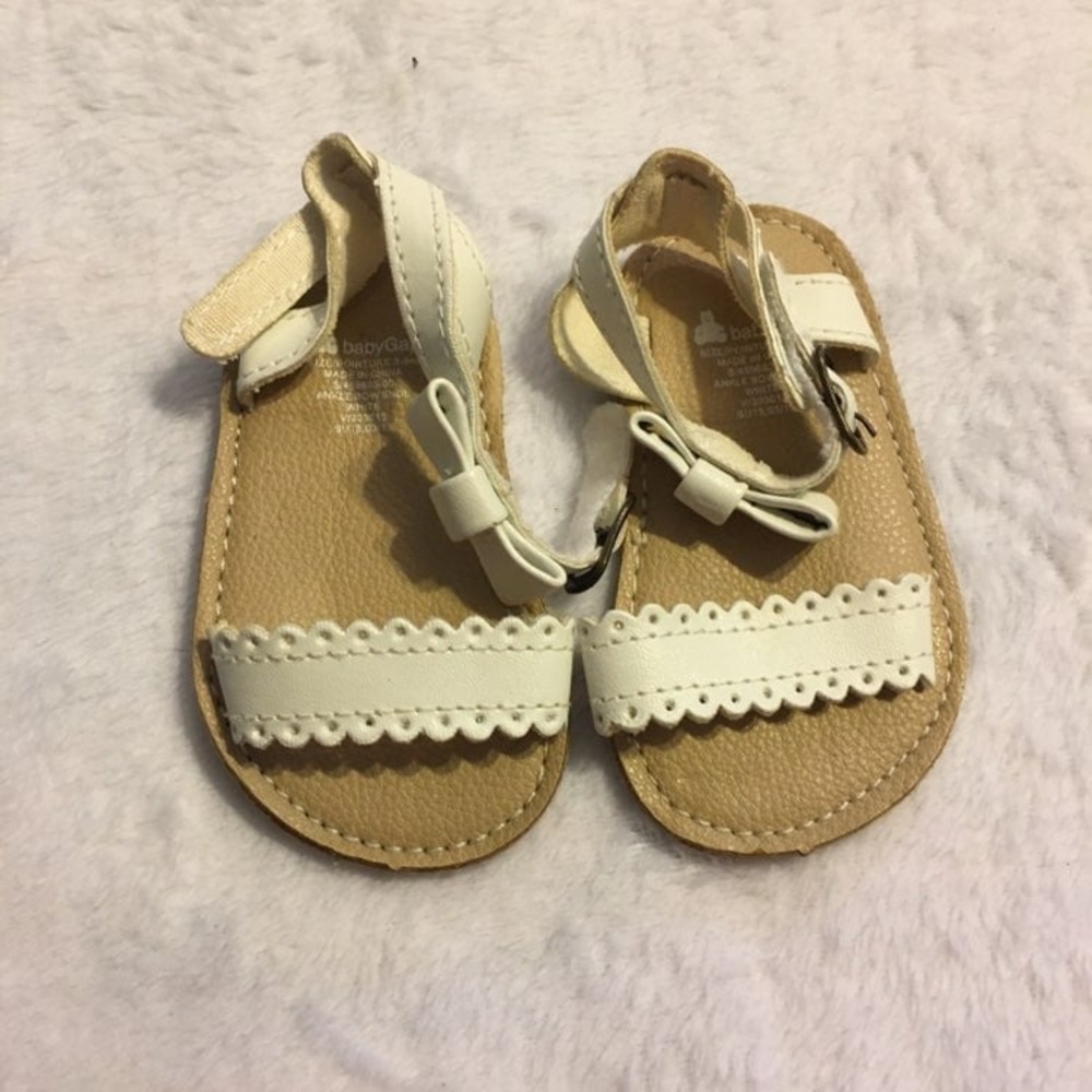 Baby Gap Sandals Baby Girls 3-6M White Good Scalloped Bow Ankle Strap Shoes